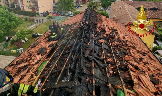 Tetto in fiamme a Casciago, appartamento inagibile