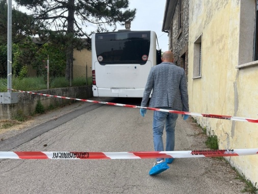 Bloccato l'uomo che ha aggredito la moglie a martellate su un bus