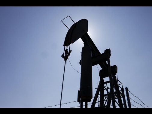 Il petrolio è in calo a New York ma si mantiene sopra i 100 dollari