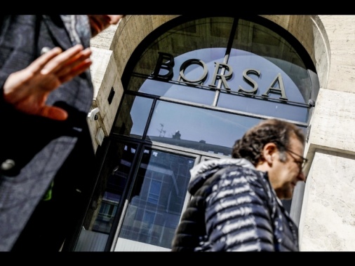 Borsa: Milano apre in calo, -1,04%