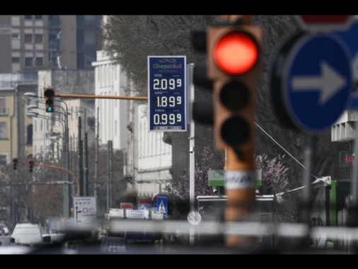 Codacons, senza sconto accise la benzina a 2,01 euro, il gasolio a 2,22 euro