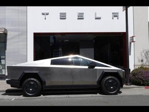 SpaceX ha comprato Cybertruck e batterie Megapack da Tesla per 640 milioni