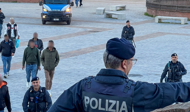 Controlli in piazza Repubblica (foto Puricelli) 
