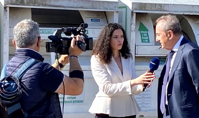Il sindaco Antonelli intervistato da Mattino Cinque per le multe a chi aveva abbandonato vecchi vestiti ai piedi dei cassonetti  