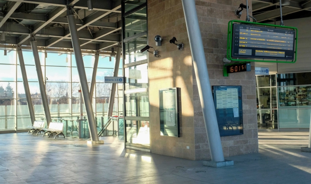 Bar della stazione chiuso: «Qui terra di nessuno»