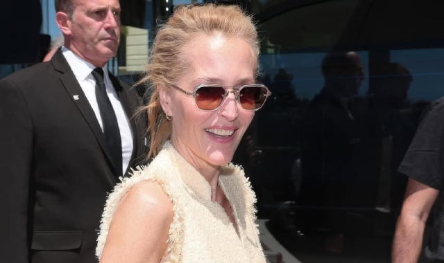 Gillian Anderson con il suo abito in simil-rafia e sandali argentati