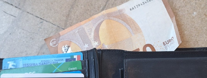 Trovano zaino con soldi e cellulare e lo restituiscono