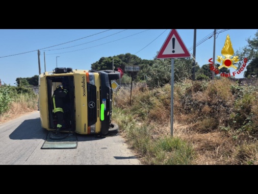 Scontro tra scuolabus e auto, feriti otto bambini