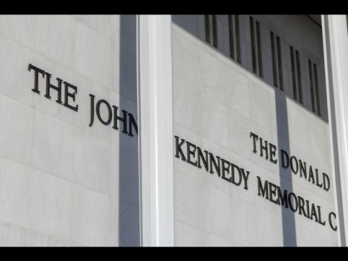 Giudice Usa, 'illegittimo il nome di Trump al Kennedy Center, va rimosso'