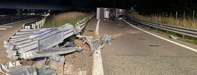 Furgone si ribalta all’uscita dell’autostrada