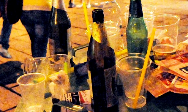 Stretta estiva anti-alcol: divieti anticipati alle 17