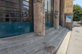 Botte e sangue in centro, volano i sacchi della spazzatura