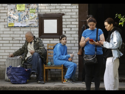 Kiev, 17 finora le vittime dei raid russi, si scava tra le macerie