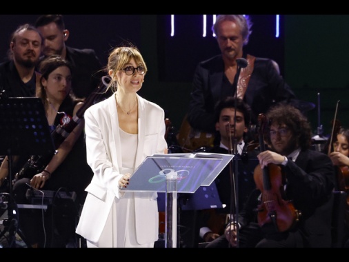 Cortellesi apre I volti della Repubblica con un monologo sul voto alle donne
