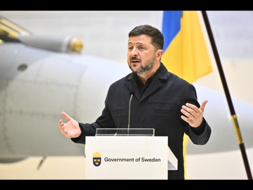 Zelensky, colpito terminal petrolio a San Pietroburgo e aziende militari