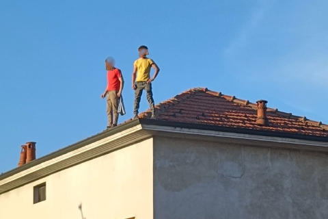 Operai sul tetto: drammatica protesta, poi il lieto fine