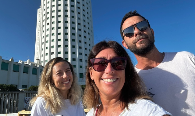 La dirigente scolastica Amanda Ferrario e gli educatori davanti alla Torre Marina di Massa, dove si trovano gli studenti