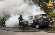 Veicolo in fiamme, salvo il conducente