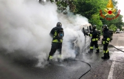 Veicolo in fiamme, salvo il conducente