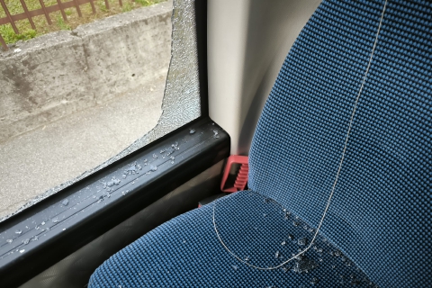 Vandali sul bus: finestrino in frantumi e tensione a Brebbia
