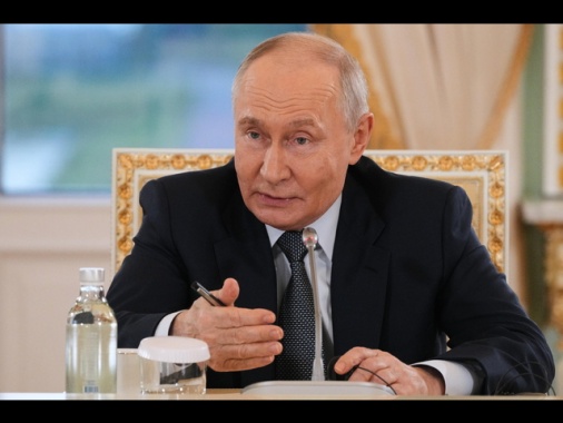 Putin, 'non è necessario un cessate il fuoco per i negoziati di pace'