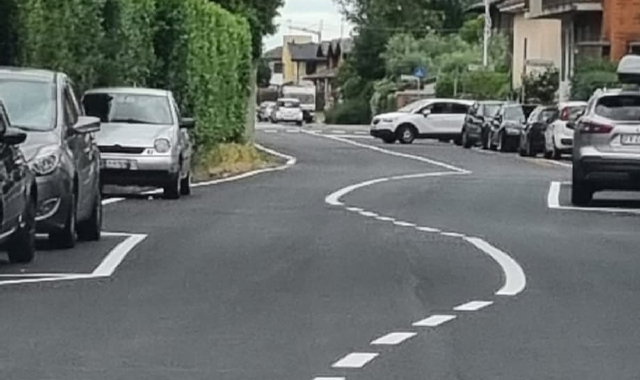Una chicane per rallentare il traffico: polemiche a Olgiate