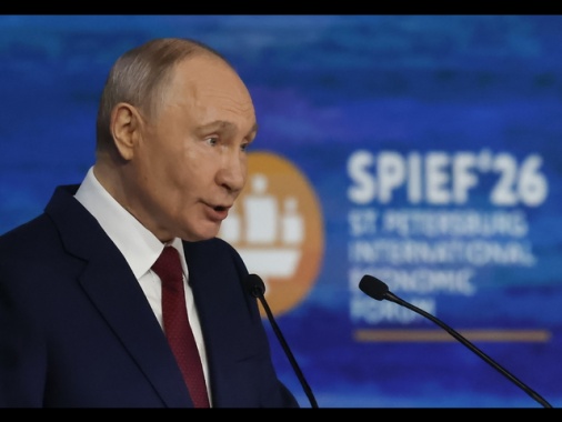 Putin, 'per ora non c'è ragione di incontrare Zelensky'