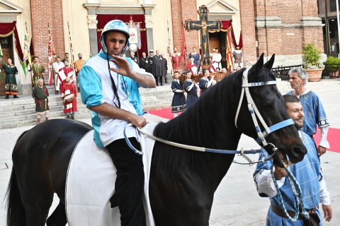 Traslazione della Croce coi fantini: festa Sant’Erasmo