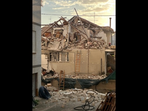 Una palazzina crolla dopo un'esplosione nel Fermano, un morto e due feriti