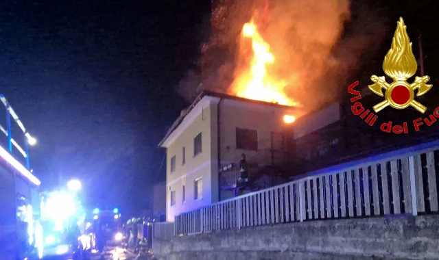 Mansarda in fiamme, si salvano in otto