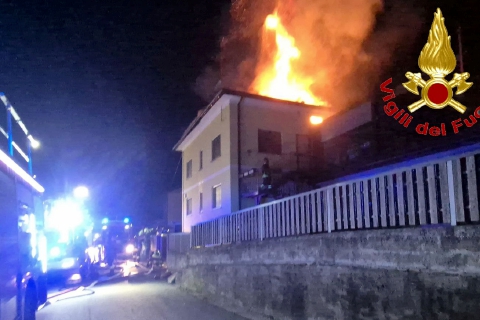 Mansarda in fiamme, si salvano in otto