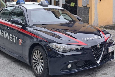Aggredisce i carabinieri. Diciottenne in manette