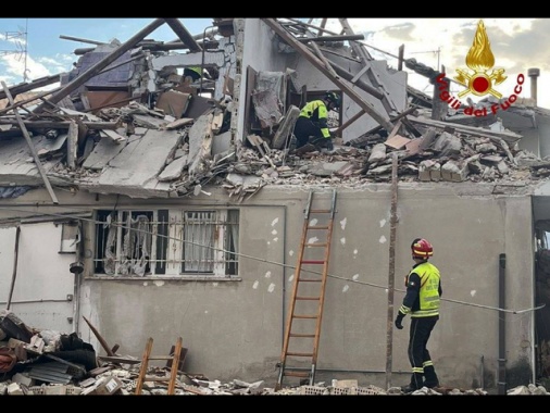Si aggrava il bilancio della palazzina crollata, tre morti e due feriti