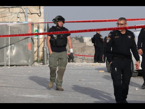 Sparatoria a nord di Tel Aviv, un morto e 4 feriti. Polizia, 'terrorismo'