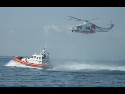 Si ribalta barcone con migranti, recuperati 10 cadaveri