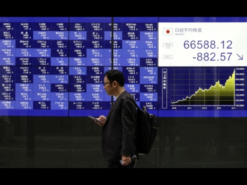 Borsa: Asia in rosso con fuoco incrociato tra Iran e Israele, Tokyo -3,85%
