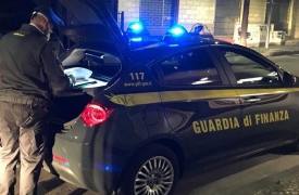 Di notte fuori dal bar con la droga nell’auto: arrestato 31enne a Luino