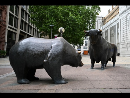 Borsa: Europa a 2 velocità, future contrastati, Milano +0,45%