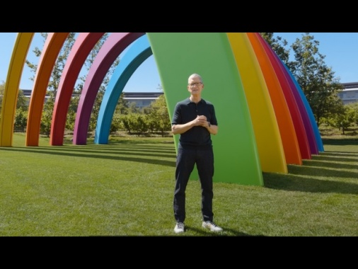 Tim Cook apre la sua ultima conferenza per sviluppatori Apple e anticipa la nuova Siri