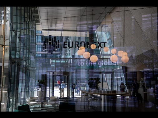 Borsa: Milano in rialzo con la spinta del risiko bancario, in luce Stm