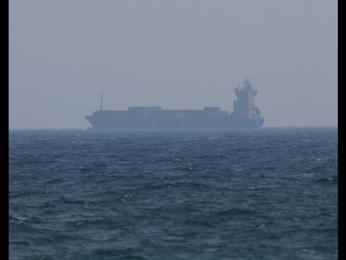 Usa, colpita e fermata una nave cisterna di Palau nel golfo dell'Oman