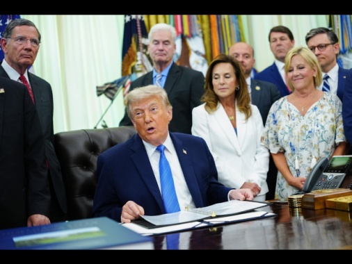 Trump, 'fatto transitare 100 milioni di barili dallo Stretto di Hormuz'