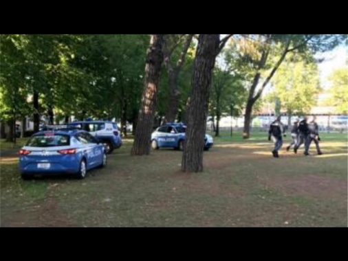 Tenta di strangolare un bimbo di tre anni al parco a Brescia, arrestato